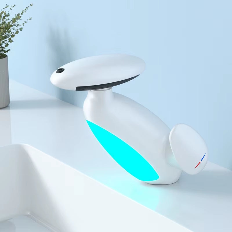 Bathroom Basin Faucet with Led Light Tap Penguin Pull-Out Basin Deck Mounted Sink Mixers 3 Colors Change Rotate the Upper Spray